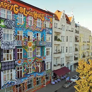 Happy Go Lucky + Albergue